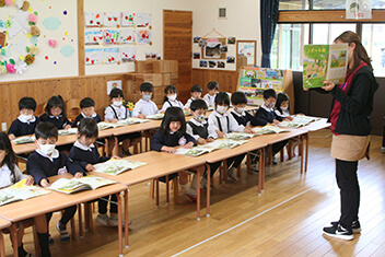 すぎのこ保育園・石井式漢字教育…漢字で教える教育・漢字のフラッシュカードや漢字絵本に取り組み、言語力を高め読書力を身に付けます。